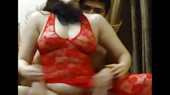 लंबे बालों वाली एक शरारती सेक्सी पिक्चर के वीडियो लड़की अपने आदमी के लिंग पर बैठी है